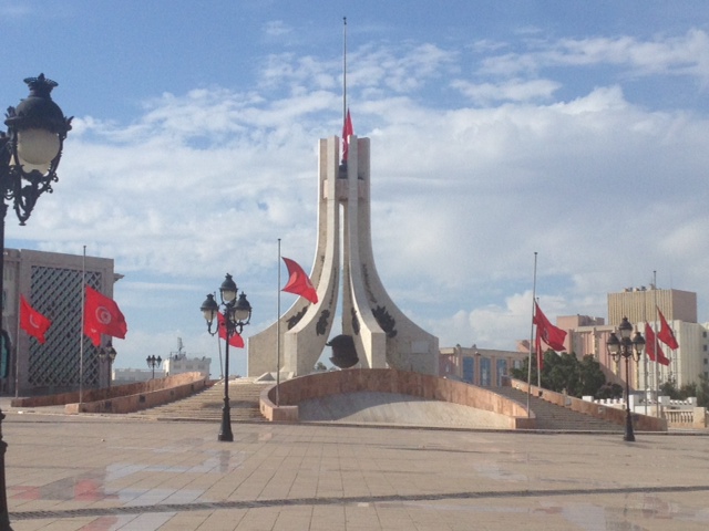Fahnen auf Halbmast am nationalen Trauertag 19. Oktober