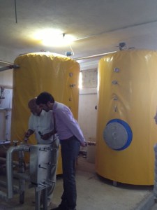 Solartanks im Heizraum des Hotels Menara