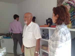 Vater und Tocher Bouasker im Laden des Hotel Menara